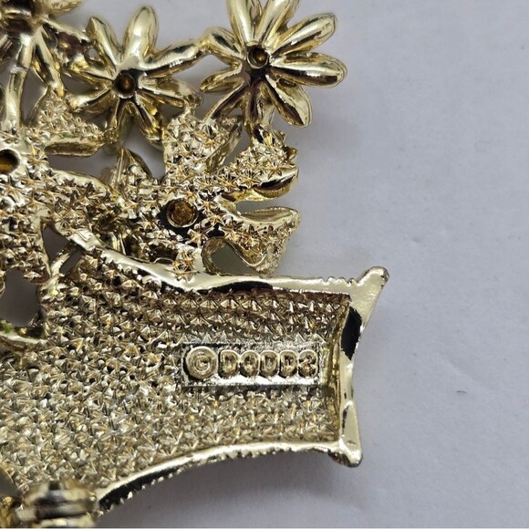 This vintage brooch by DODDS features a beautiful basket of flowers. Gold Tone - Picture 5 of 6